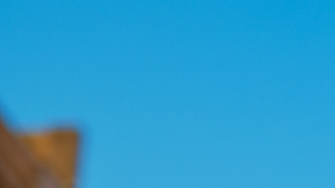 Semáforo amarillo en rojo junto a señal de giro prohibido a la derecha en calle urbana.