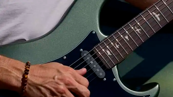 PRS y John Mayer presentan ocho guitarras inspiradas en Land Rover