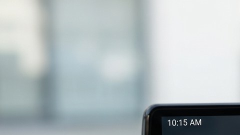 Pantalla de Android Auto reproduce un podcast desde el sistema multimedia de un automóvil moderno.