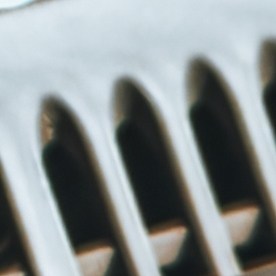 Motor bóxer de 6 cilindros en el compartimento del motor de un coche para su mantenimiento y reparación
