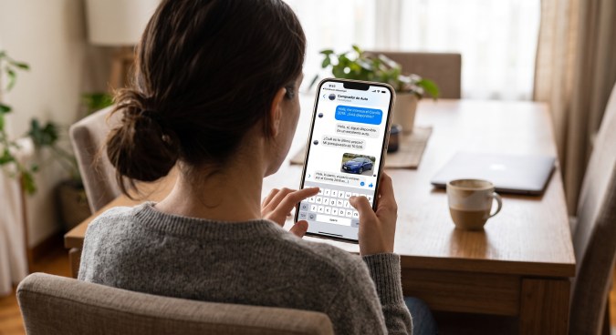 Mujer chatea por Messenger sobre venta de Toyota Corolla 2018 en Facebook Marketplace.