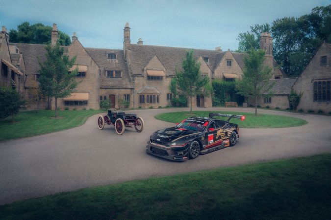 Mustang GT3 negro y dorado junto al Sweepstakes 1901 de Ford.