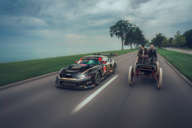 Mustang GT3 Sweepstakes en movimiento junto al racer 1901.