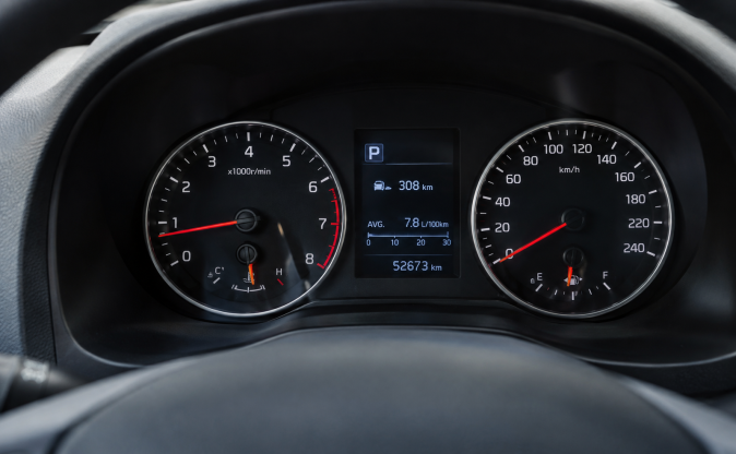 Panel de instrumentos digital muestra 52.673 kilómetros, autonomía de 308 kilómetros y consumo promedio de combustible.