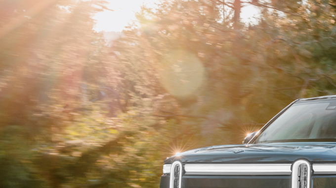 Rivian retira casi 100.000 vehículos por fallas en la cámara de visión trasera