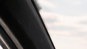 Interior de Toyota mostrando el sistema ADAS activo, con asistencia de mantenimiento de carril y alertas de seguridad vial en sus pantallas.
