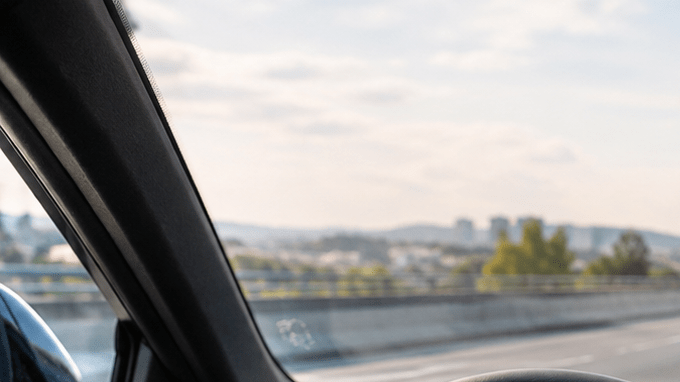 Interior de Toyota mostrando el sistema ADAS activo, con asistencia de mantenimiento de carril y alertas de seguridad vial en sus pantallas.