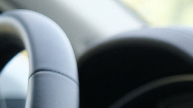 Panel de climatización de un automóvil moderno con aire acondicionado automático y temperatura independiente.