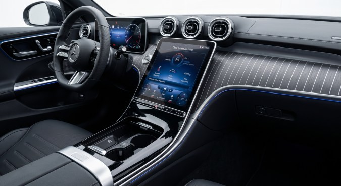 Interior de automóvil Mercedes-Benz con pantalla táctil, tablero digital, volante multifunción y sistema de diagnóstico integrado.