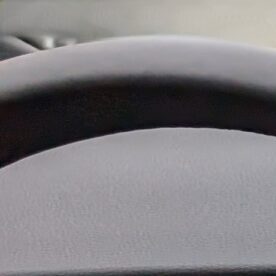 Dos personas juegan carreras multiplayer en Volkswagen con AirConsole y móviles como mandos.