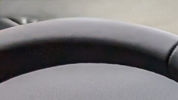 Dos personas juegan carreras multiplayer en Volkswagen con AirConsole y móviles como mandos.