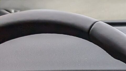 Dos personas juegan carreras multiplayer en Volkswagen con AirConsole y móviles como mandos.