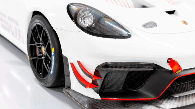 Manthey Racing celebra 30 años con dos Porsche de competición al límite