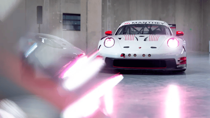 Manthey Racing celebra 30 años con dos Porsche de competición al límite