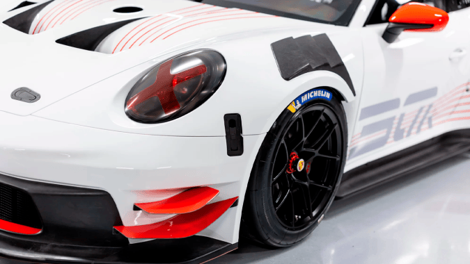 Manthey Racing celebra 30 años con dos Porsche de competición al límite