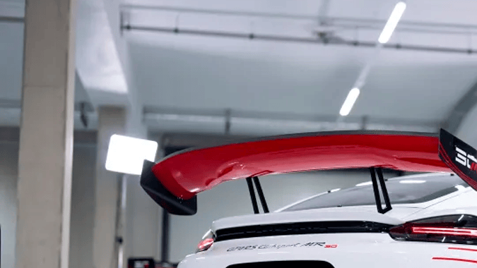 Manthey Racing celebra 30 años con dos Porsche de competición al límite