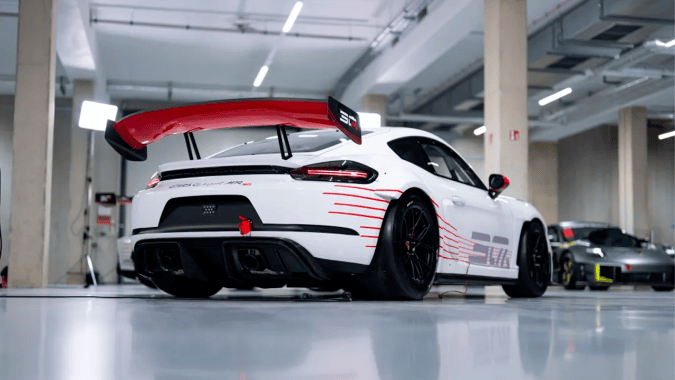 Manthey Racing celebra 30 años con dos Porsche de competición al límite