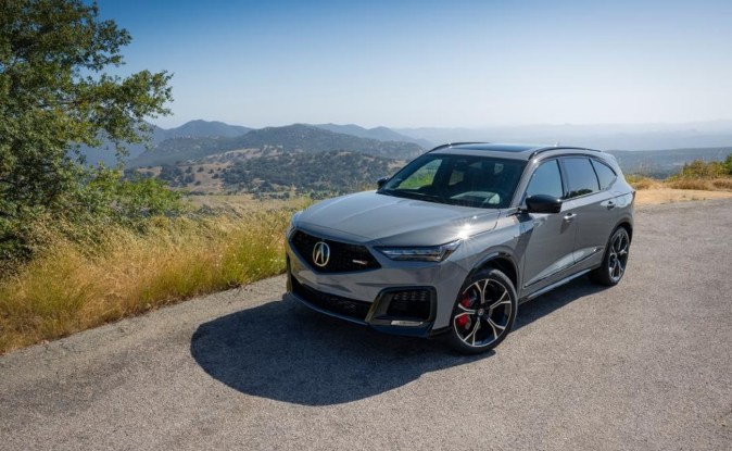 Acura MDX Type S plateado en carretera de montaña