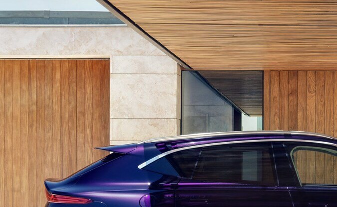 Vista lateral del Aston Martin DBX GT 2027