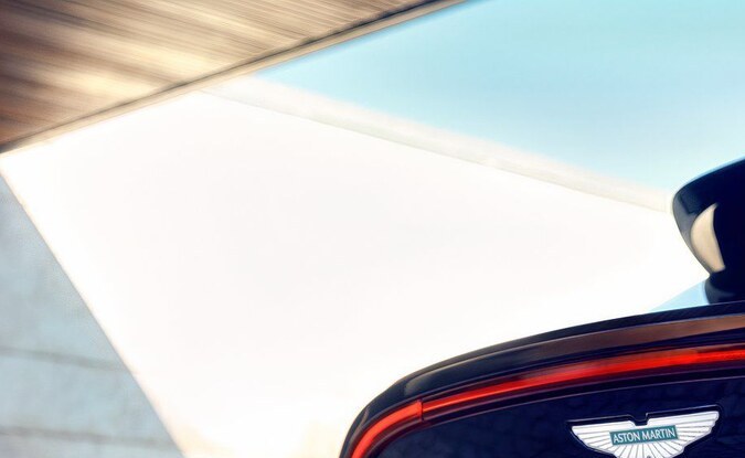 Detalle trasero del Aston Martin DBX GT con firma LED