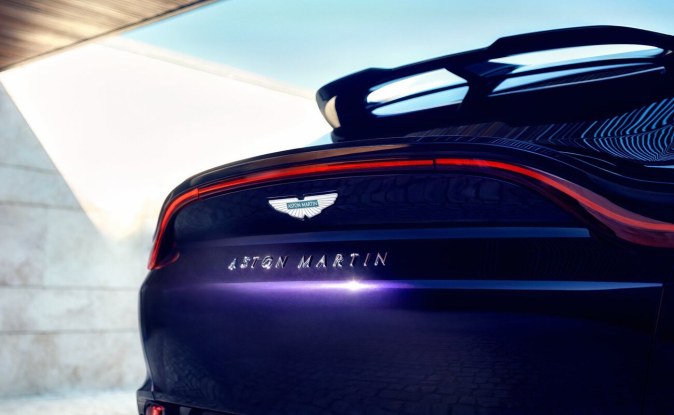 Detalle trasero del Aston Martin DBX GT con firma LED