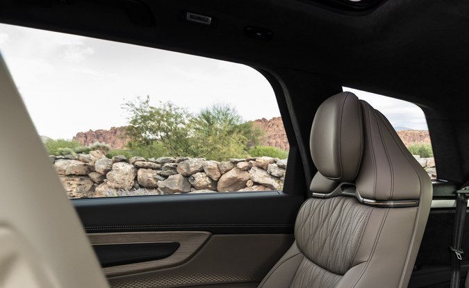Silla capitán de segunda fila y banca de tercera fila en piel clara del Audi Q9.