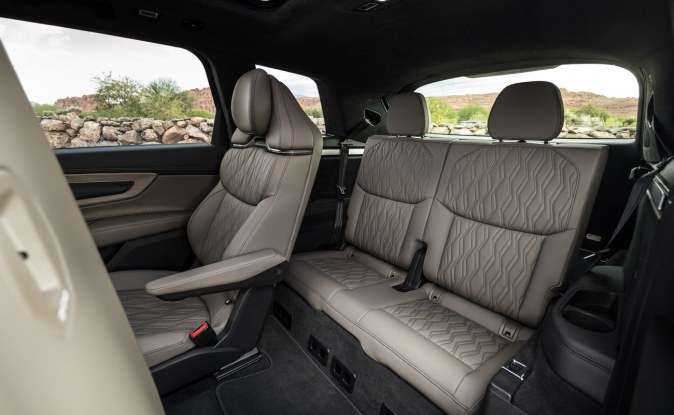 Silla capitán de segunda fila y banca de tercera fila en piel clara del Audi Q9.