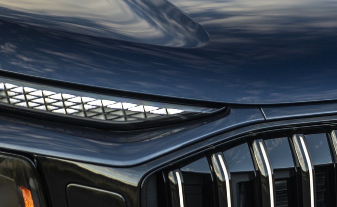 Acercamiento a la parrilla Singleframe de barras verticales y los faros del Audi Q9 2027.