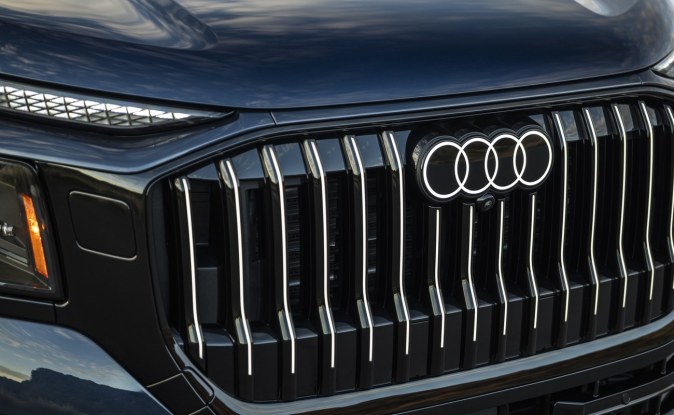 Acercamiento a la parrilla Singleframe de barras verticales y los faros del Audi Q9 2027.