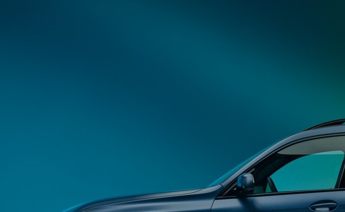 Perfil lateral de un SUV BMW ALPINA XB7 azul oscuro con rines grandes en un estudio
