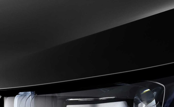 Detalle del faro Adaptive LED de un BMW plateado con lente y letras BMW Adaptive LED.