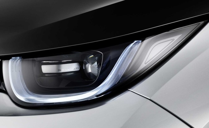 Detalle del faro Adaptive LED de un BMW plateado con lente y letras BMW Adaptive LED.