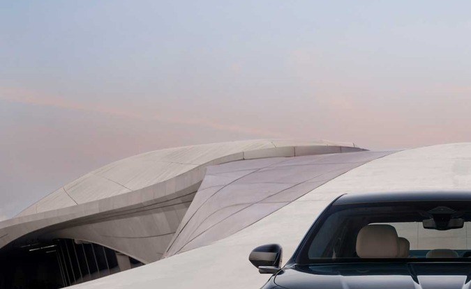 BMW Serie 7 plateado de frente con parrilla grande iluminada