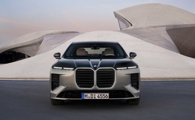 BMW Serie 7 plateado de frente con parrilla grande iluminada