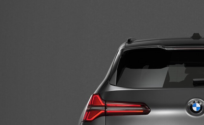 Vista trasera del BMW X3 M50 con salidas de escape cuádruples