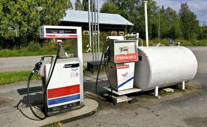 Primer plano de bomba o surtidor de combustible diésel