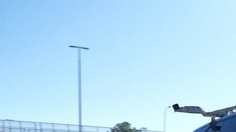SUV eléctrico Cadillac Escalade IQ negro con sensores en el techo circulando por una autopista.
