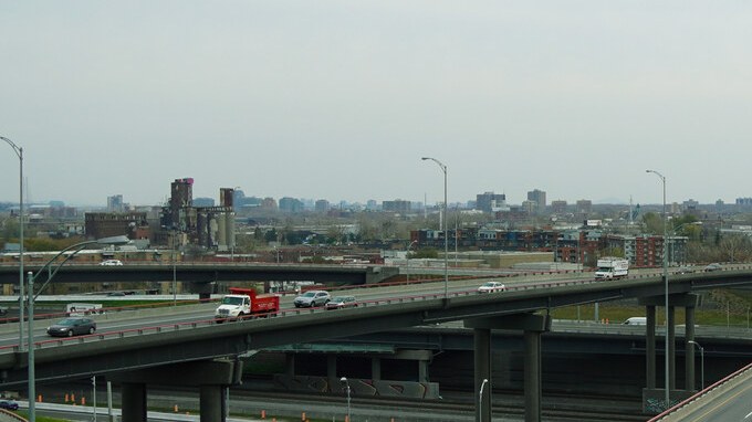 Camión de carga circulando por un puente de autopista