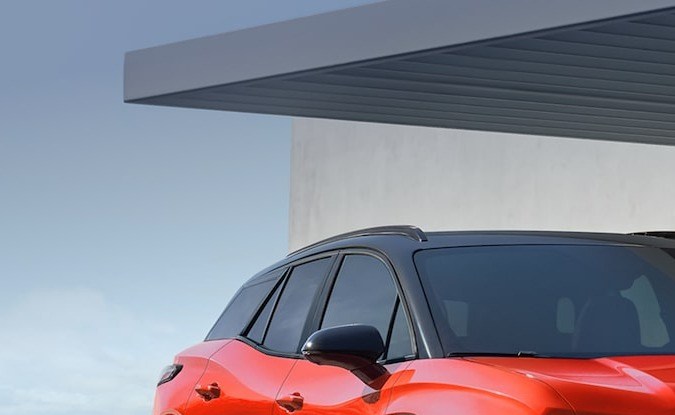 SUV eléctrico Chevrolet Blazer EV rojo de frente