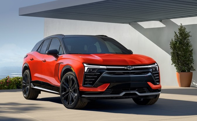 SUV eléctrico Chevrolet Blazer EV rojo de frente