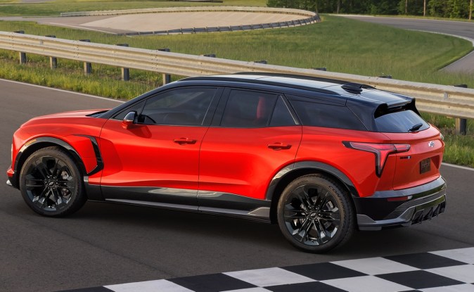 Chevrolet Blazer EV rojo de costado en una pista