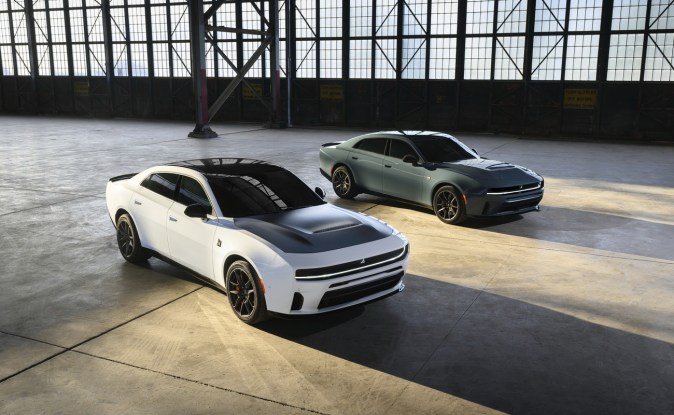 Dos Dodge Charger Scat Pack blanco y gris en hangar