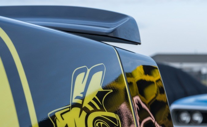 Costado del Charger Super Bee amarillo junto a un Charger clásico azul