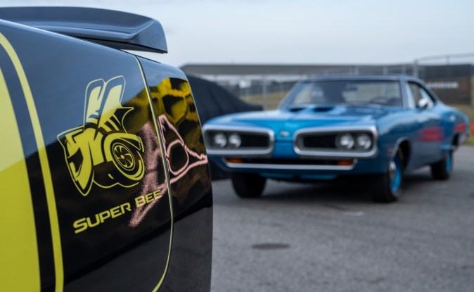 Costado del Charger Super Bee amarillo junto a un Charger clásico azul