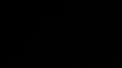 Vista desde el auto de una autopista de noche con haz de faros adaptativos y zona oscurecida.