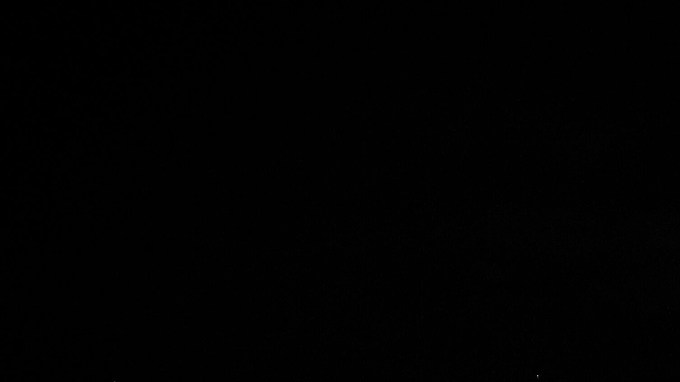 Vista desde el auto de una autopista de noche con haz de faros adaptativos y zona oscurecida.