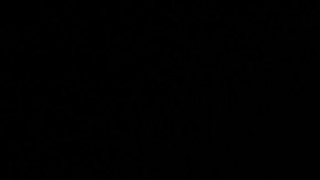 Vista desde el auto de una autopista de noche con haz de faros adaptativos y zona oscurecida.