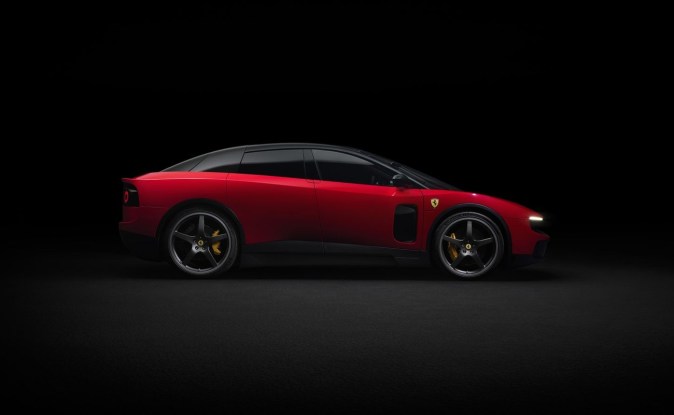 Perfil del Ferrari Luce rojo de techo negro con luces encendidas, sobre fondo oscuro.