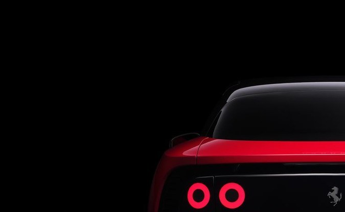 Vista trasera del Ferrari Luce rojo con cuatro calaveras redondas encendidas, sobre fondo negro.