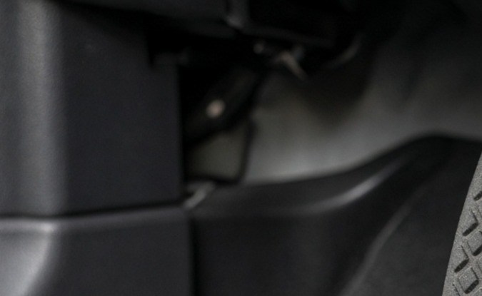 Detalle del pedal de freno de estacionamiento y su resorte